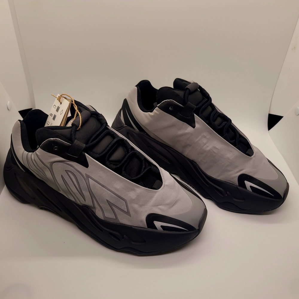 Yeezy 700 MNVM